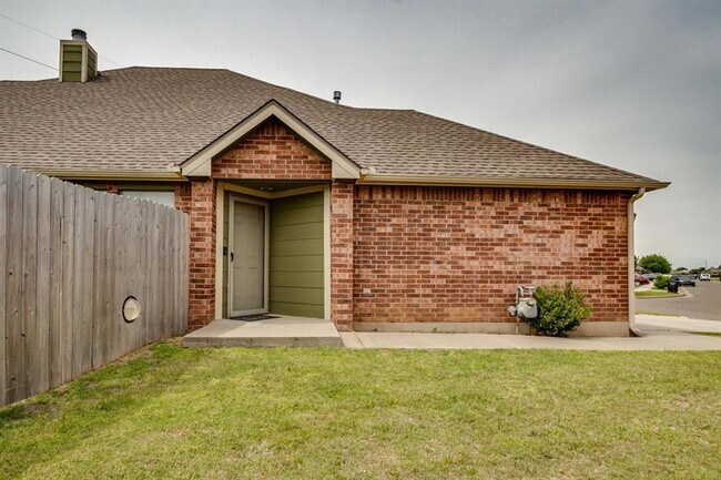 Building Photo - 2508 Tyler Ln