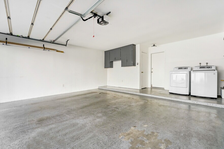 Attached garage - 2971 Plaza del Amo