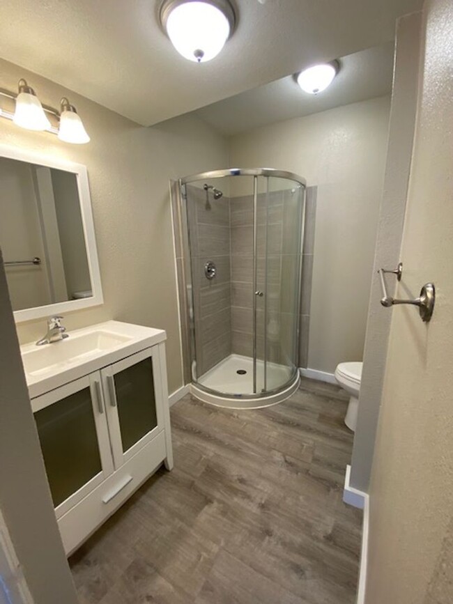 Building Photo - 1 Bedroom Apartment available