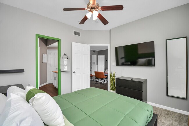 Building Photo - 9955 Kirby Dr