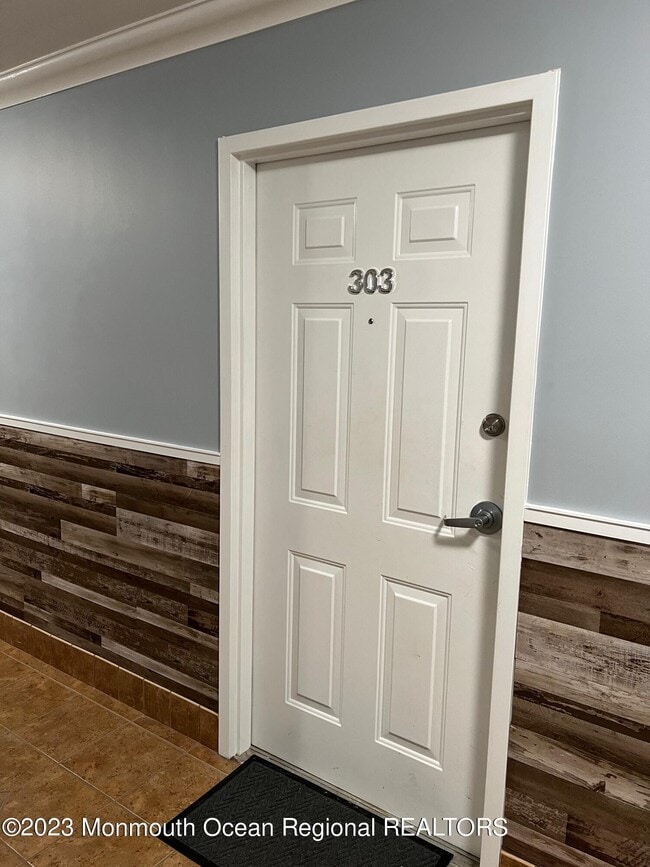 Building Photo - 304 4th Ave