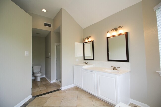 Building Photo - Beautiful home in Helotes. 3 Bedroom, 2 1/2 Bath Move In June 10th!