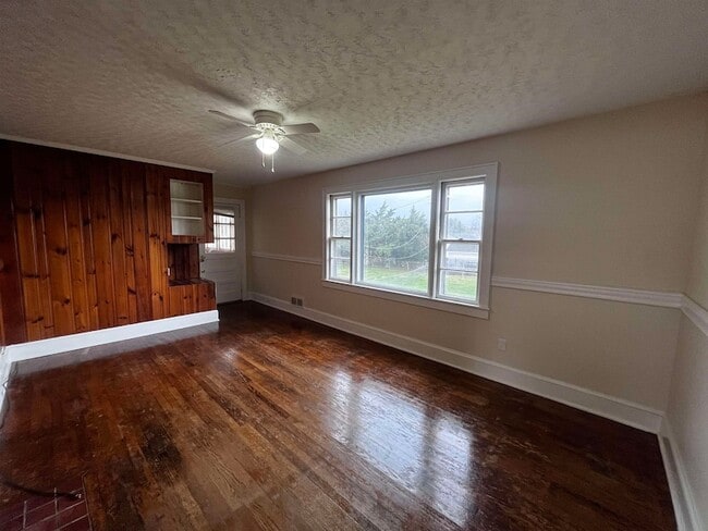 Building Photo - 1408 Grove Dr