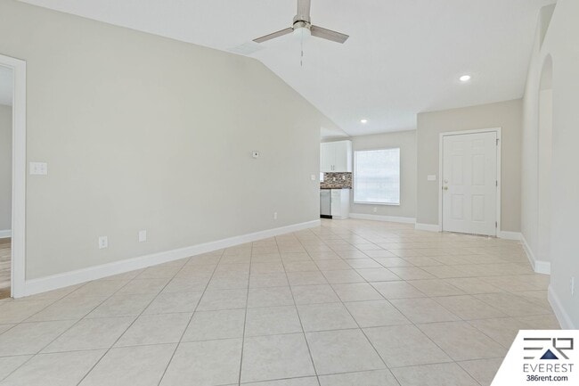 Building Photo - LIKE NEW 3/2/2 IN THE HEART OF PALM COAST