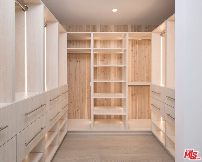 Building Photo - 1542 Blue Jay Way