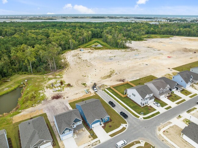 Building Photo - 4 Bedroom Home in WATERSIDE!