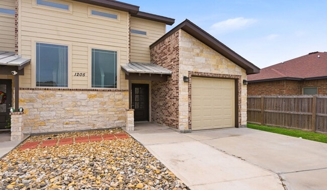 Building Photo - New Rental! Updated 3-bedroom/2 bath town home