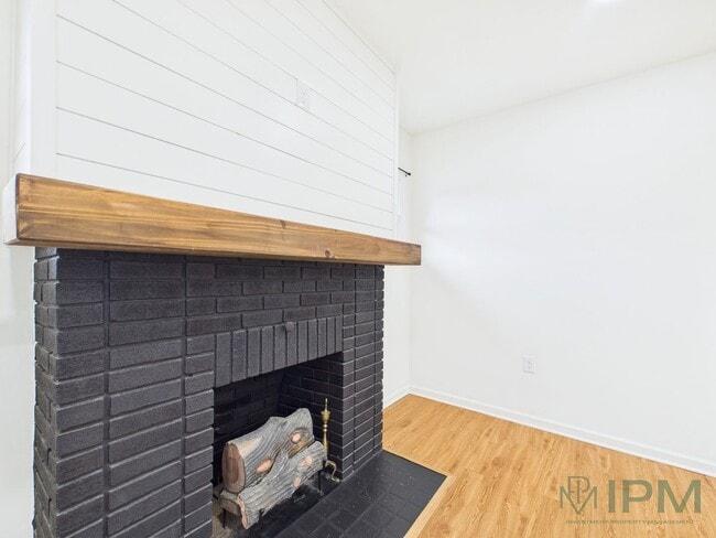 Building Photo - Charming 2 Bedroom Located in Central School District Available Now