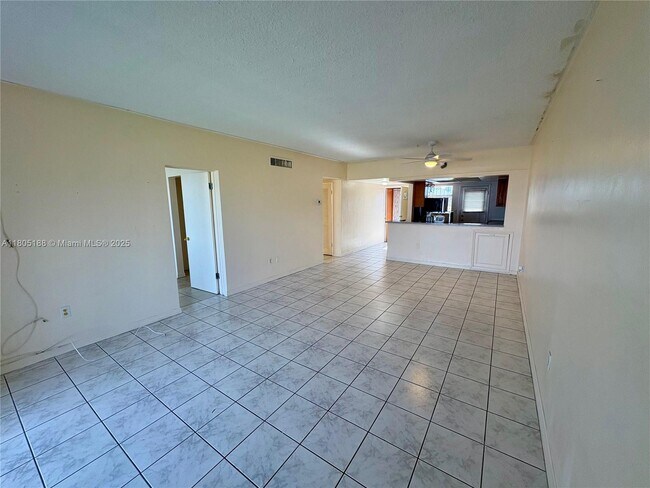 Building Photo - 1591 NE Miami Gardens Dr