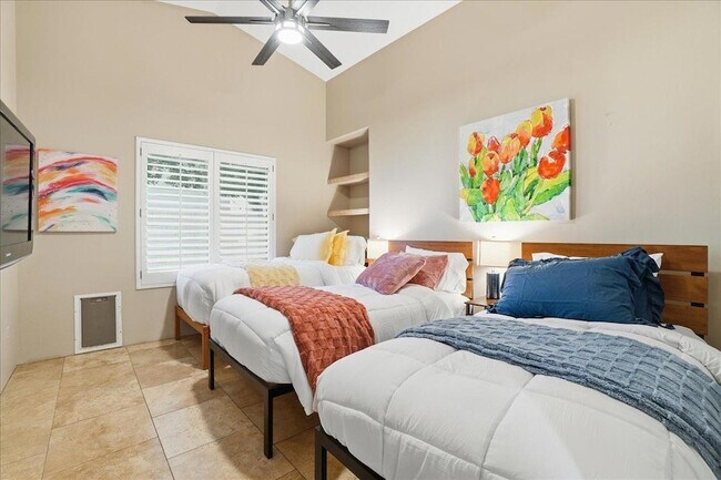 Building Photo - 1909 E Coral Tree Dr