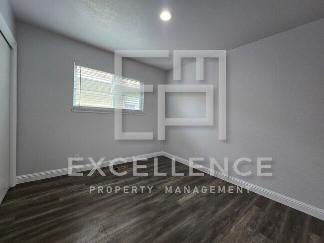 Building Photo - Fully Updated 4/2 Corner Lot Home - Firepl...