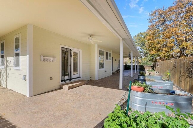 Building Photo - 6400 Rogue River Dr