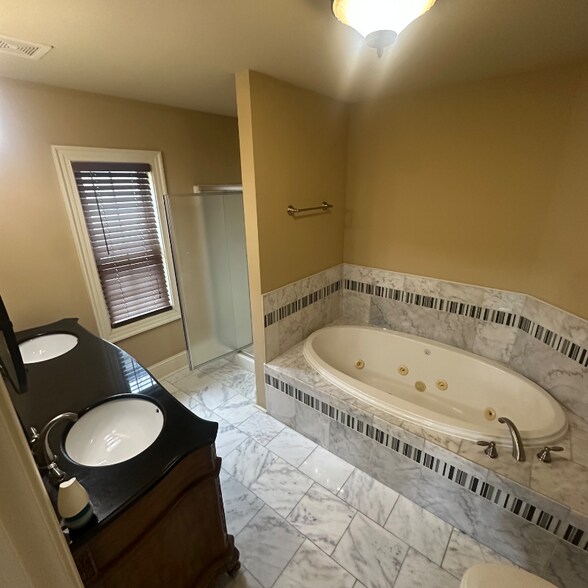 Building Photo - 6911 Spanglers Spring Way