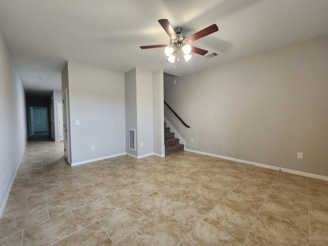 Building Photo - 4/2/2 Townhome