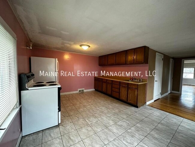 Primary Photo - 142 Pine St