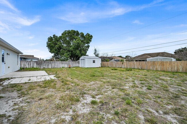 Building Photo - 726 SW Bond Rd