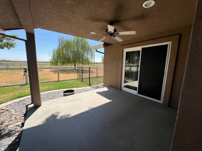 Building Photo - Stunning Country property in Oakdale!