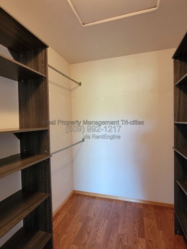 Building Photo - 476 Satus St