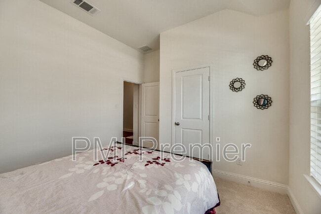 Building Photo - 15404 Pioneer Bluff Trail