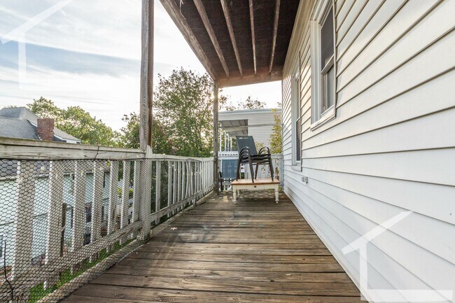 Building Photo - No Brokers Fee, Pets Friendly, Eat-in Kitchen, Big Bedrooms, Laundry on a Site