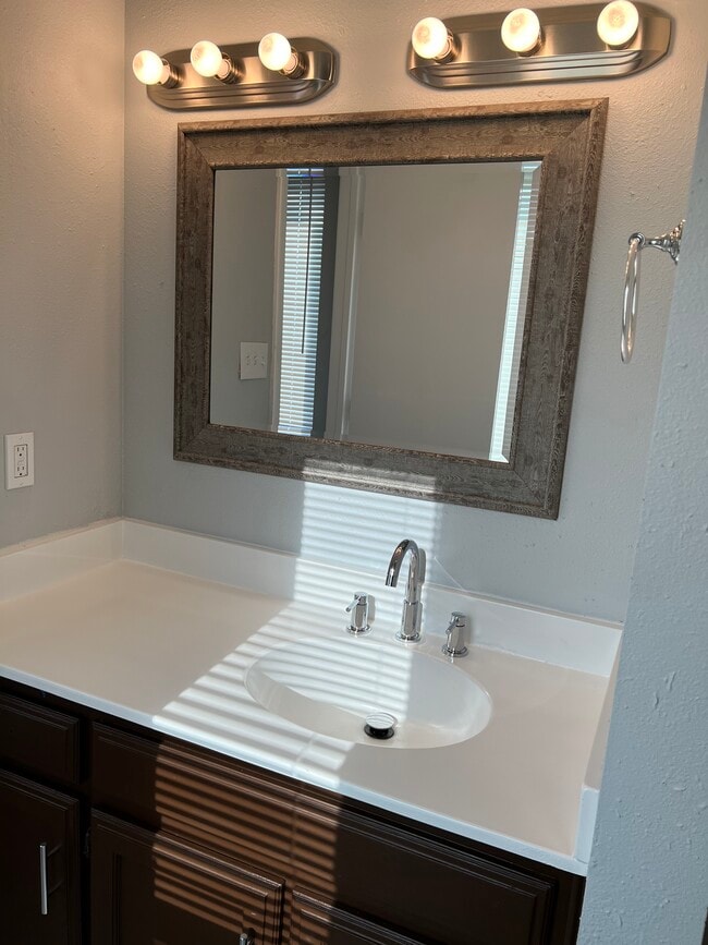 Building Photo - 711 Harbour Town Dr