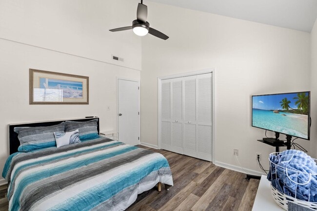 Building Photo - Fully furnished condo minutes from the beach!