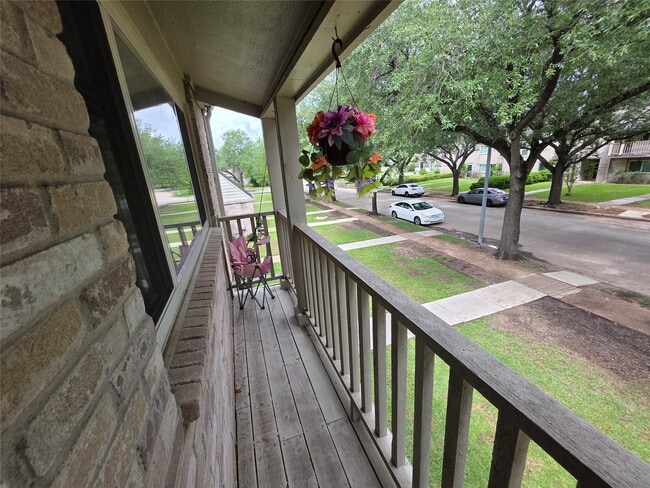 Building Photo - 2114 Greenbriar Colony Dr