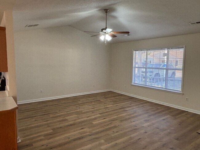 Building Photo - Beautiful 3 bedroom 2 bath house in Castlewood