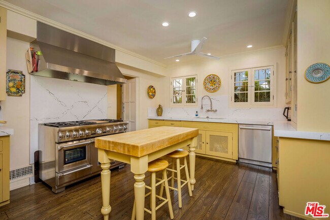 Building Photo - 500 N Las Palmas Ave