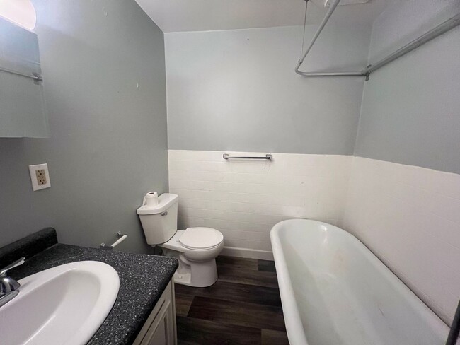 Building Photo - Three Bedroom on the NE Side of GR!