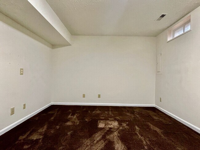 Building Photo - BEAUTIFUL THREE LEVEL TOWNHOME IN NORTH STAFFORD!