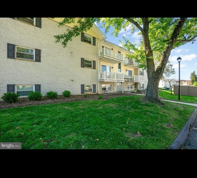 Building Photo - 5 Warren Lodge Ct