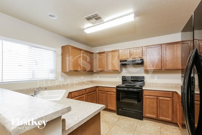 Building Photo - 22037 W Solano Dr