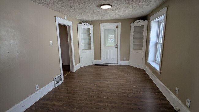 Building Photo - Discover this well-maintained 3-bedroom, 1-bath home in Akron