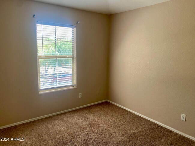 Building Photo - 4008 E Ironhorse Rd