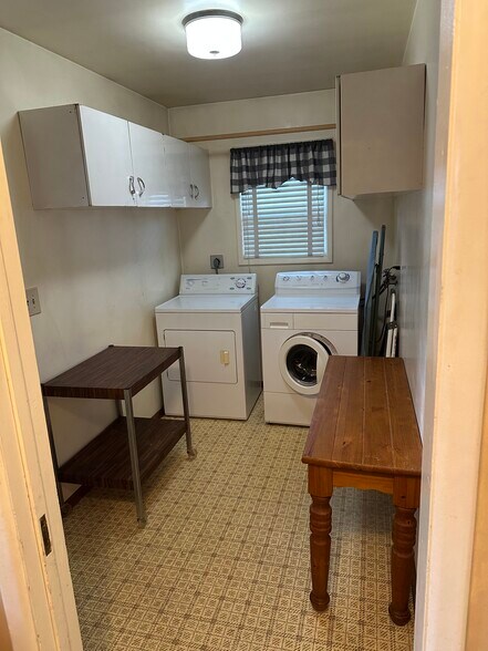 Building Photo - 363 6th Ave SW