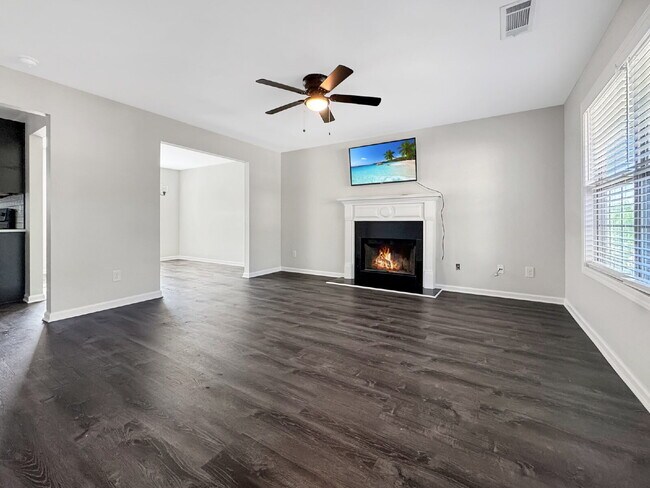 Building Photo - Now Available in Heritage Pointe!