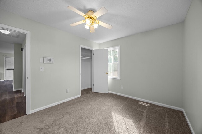 Building Photo - 904 Jennifer Ln