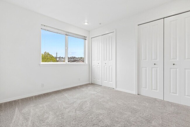 Building Photo - 3633 22nd Ave W
