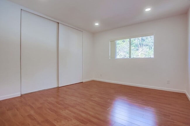 Building Photo - Cute Oceanside condo with garage parking!