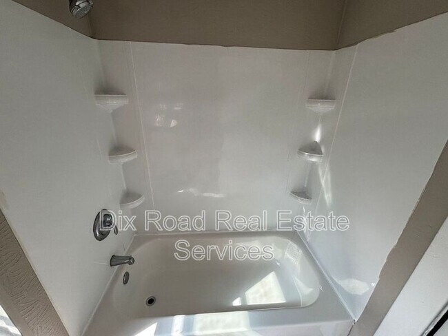 Building Photo - 63 Hallwood Ave