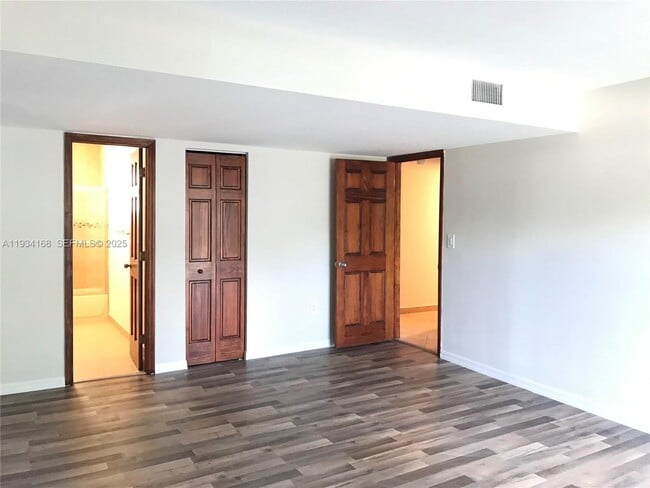 Building Photo - 9355 Fontainebleau Blvd