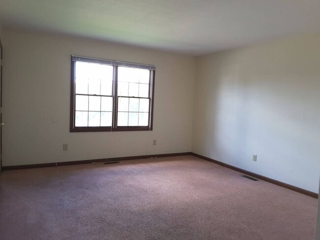 Building Photo - 120 S Silverwood Ln