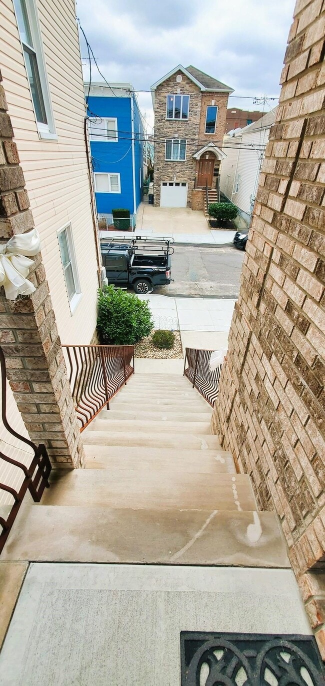 Building Photo - 220 WILLIAM St