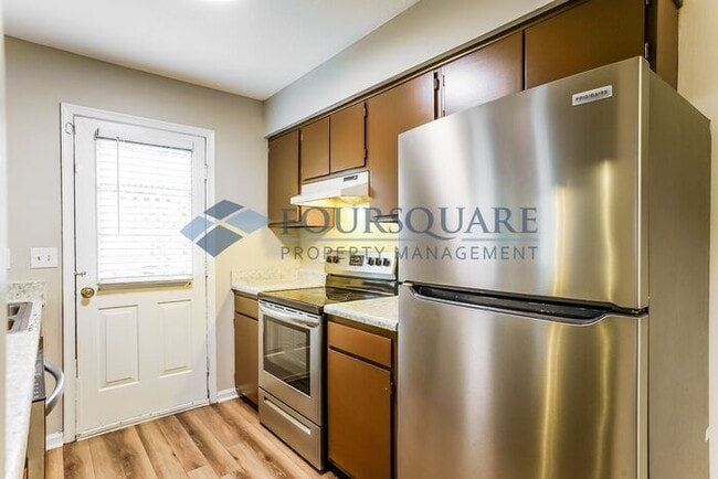 Building Photo - Inviting 2-Bed Townhome with Front Porch, Private Parking  & Storage