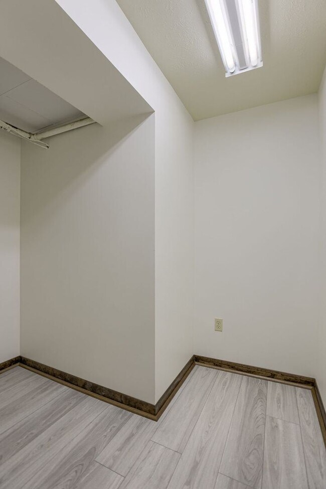 Building Photo - Charming 2 Bedroom With Bonus Room!!