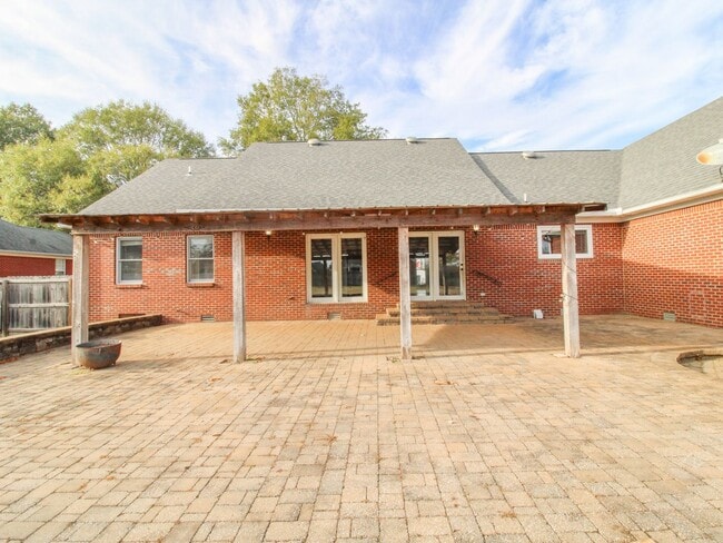 Building Photo - Spacious home!