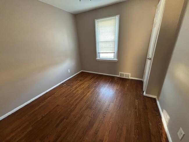 Building Photo - Charming 3 bedroom 1 bath home - section 8 welcome !