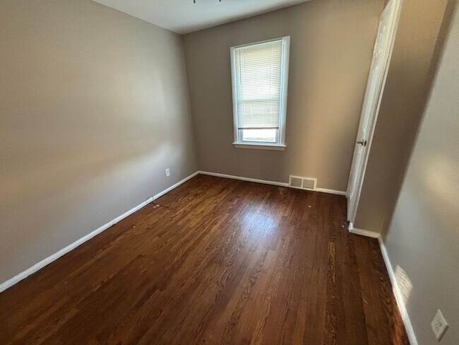 Building Photo - Charming 3 bedroom home