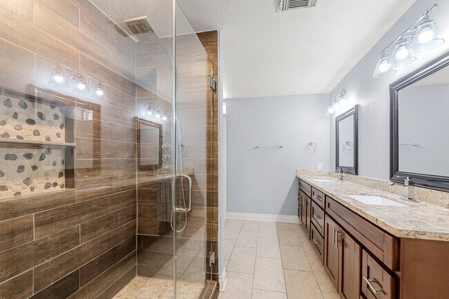 Building Photo - 1103 Manatee Ln